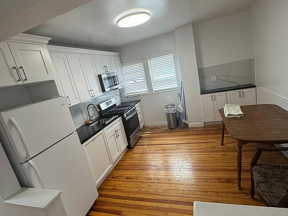 3rd image of 1832 Lurting Ave #2
