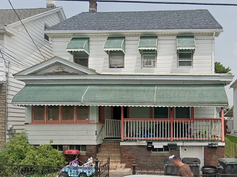 585 Arthur St — Photo 1