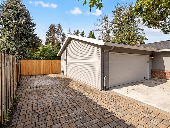 3rd image of 15621 SE Crestwood Dr