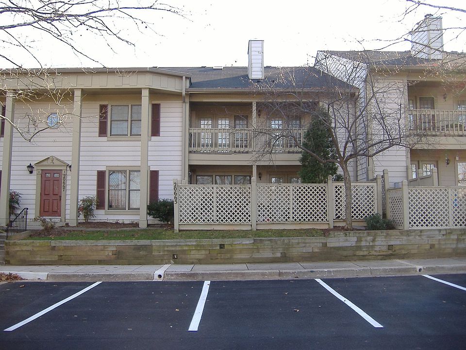 MAIN ENTRANCE - PRIVATE GATE  