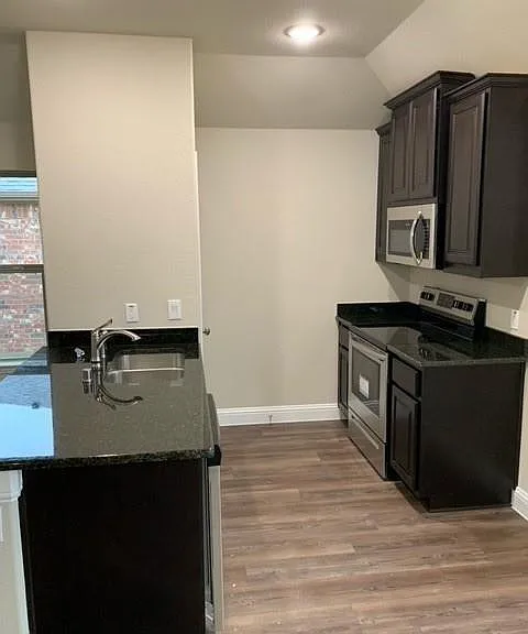 1402 Warringwood Dr — Photo 4