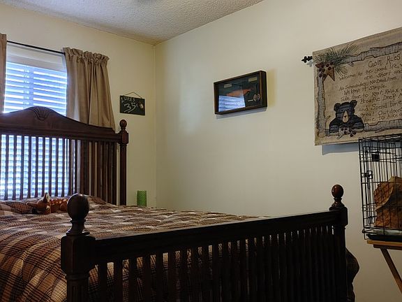 4th image of 636 E Meadow Ln