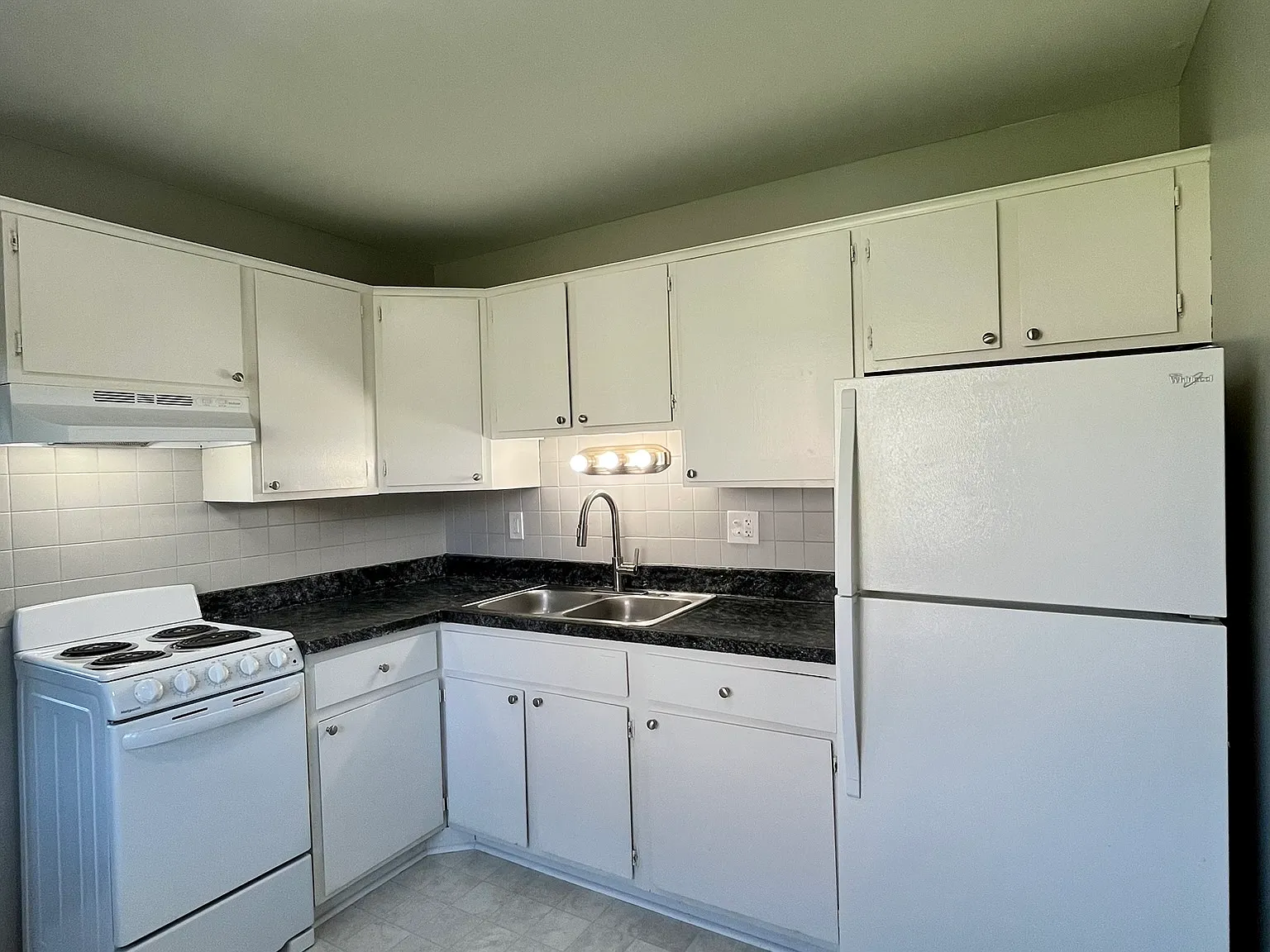 1750-1770 St Johns Park Place Apartments - 17 — Photo 4