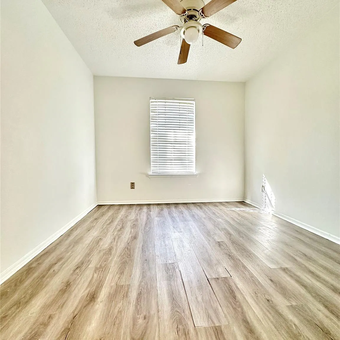 2 bed, 911 sqft, $1,450 — Photo 4