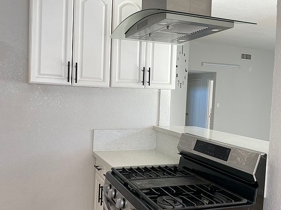 3rd image of 915 N Holly St