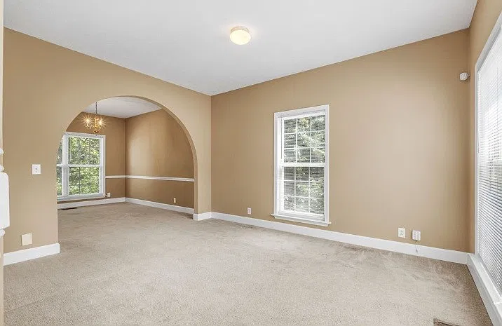 4 bed, 2.5 bath, 2600 sqft, $2,000 — Photo 2