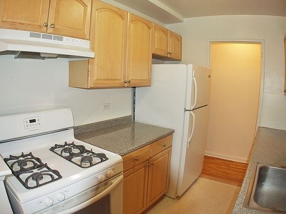 4th image of 3950 Blackstone Ave APT 2L