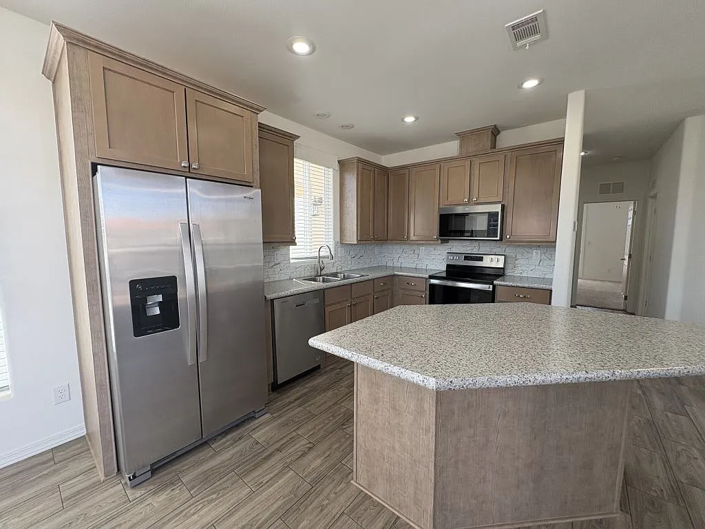 2 bed, 2.0 bath, 976 sqft, $1,470 — Photo 2