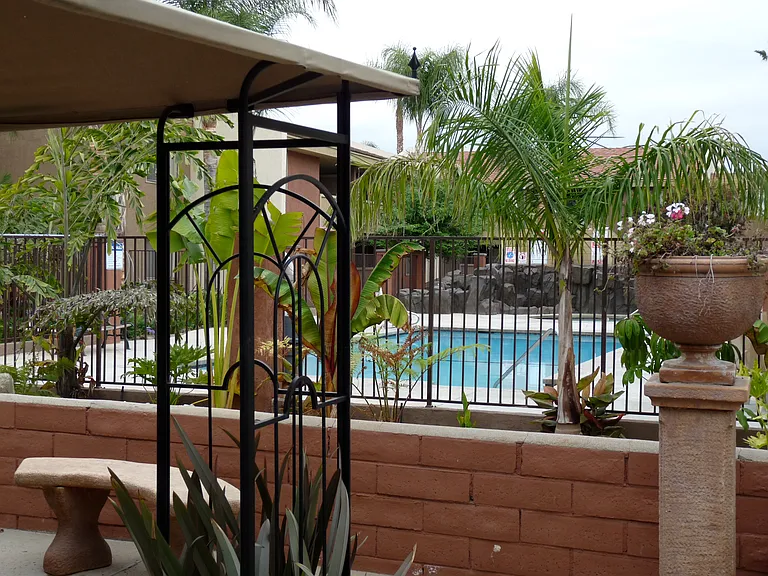 Amberwood Garden Apartments — Photo 3