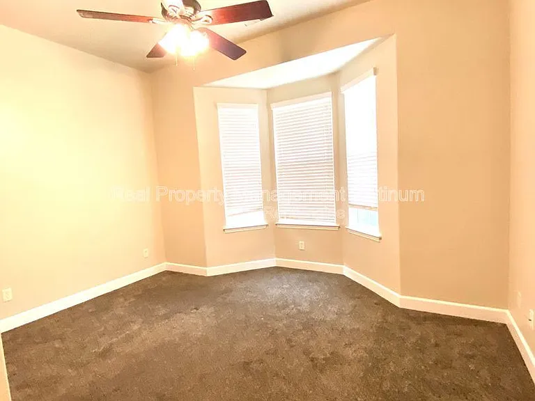 5801 W Chennault Ave — Photo 7