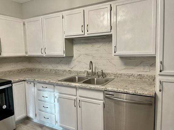 3rd image of 4881 Woodland Ave Unit 4