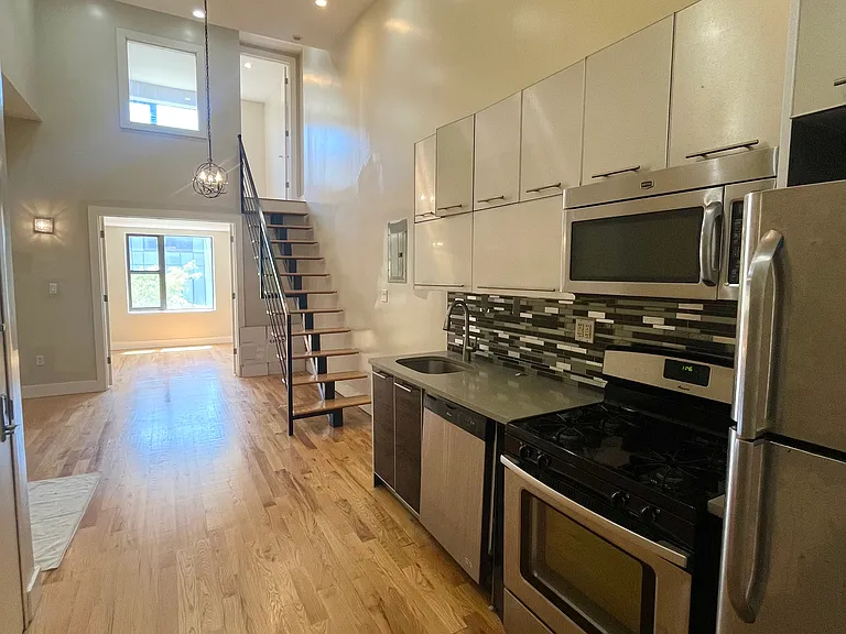 323 Melrose St #3F — Photo 1