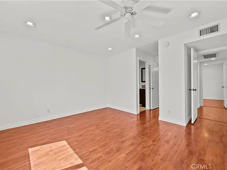 22117 Burbank Blvd #5 — Photo 31