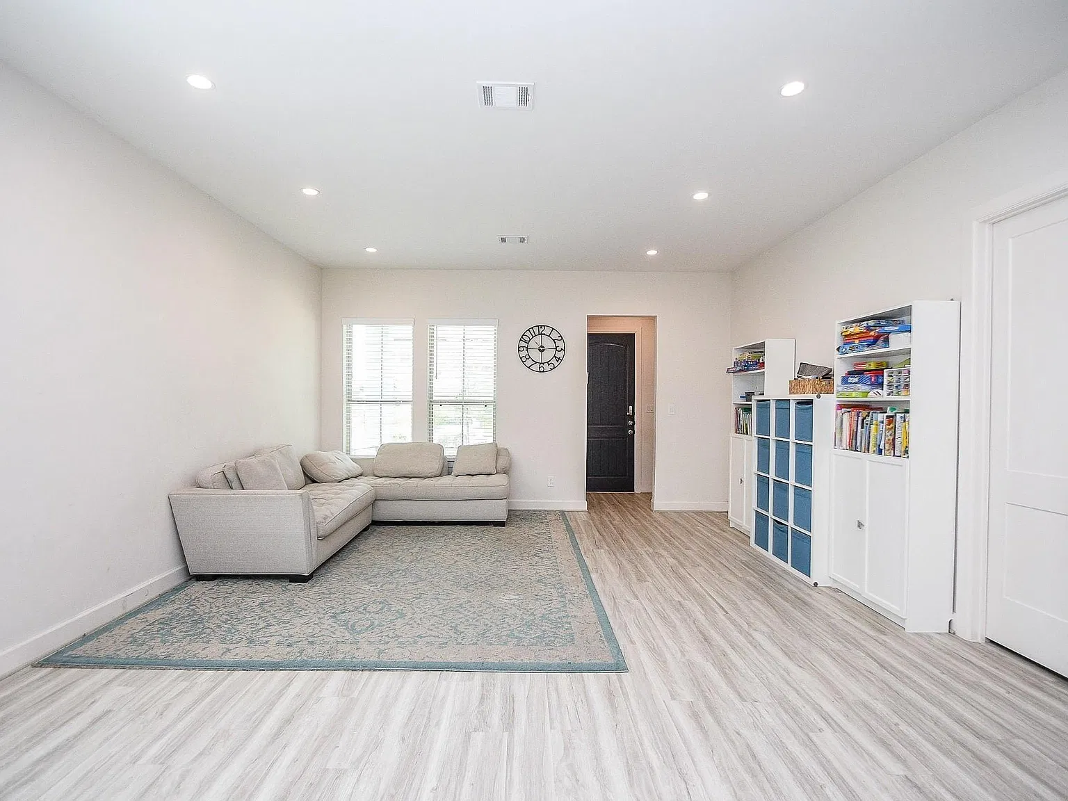 5 bed, 3.0 bath, 2892 sqft, $4,500 — Photo 4