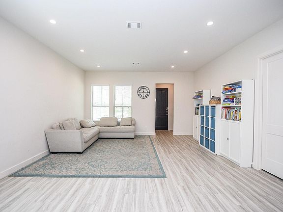4th image of 7906 Hopewell Ln