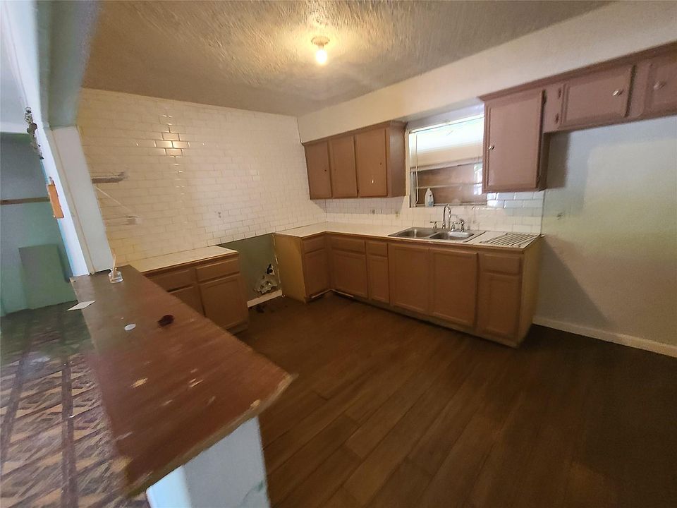 1st image of 16554 Larchwood Dr