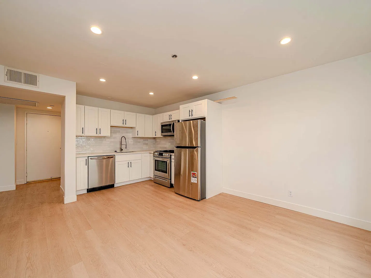 686 S Ardmore Ave — Photo 1