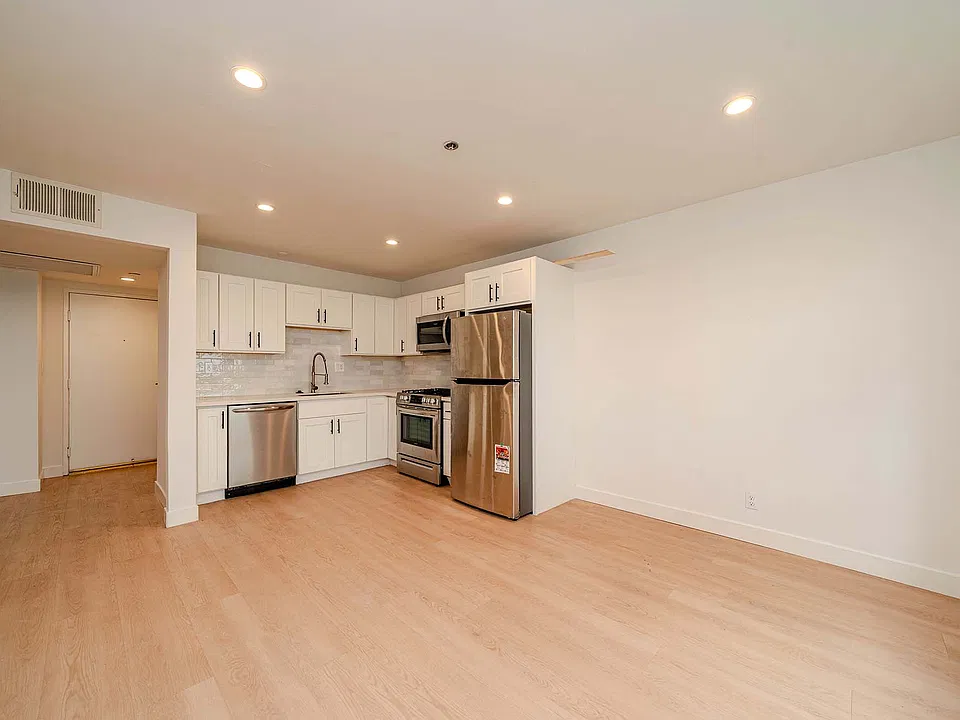 686 S Ardmore Ave #102