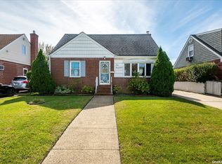 1019 Oaks Dr, Franklin Square, NY 11010