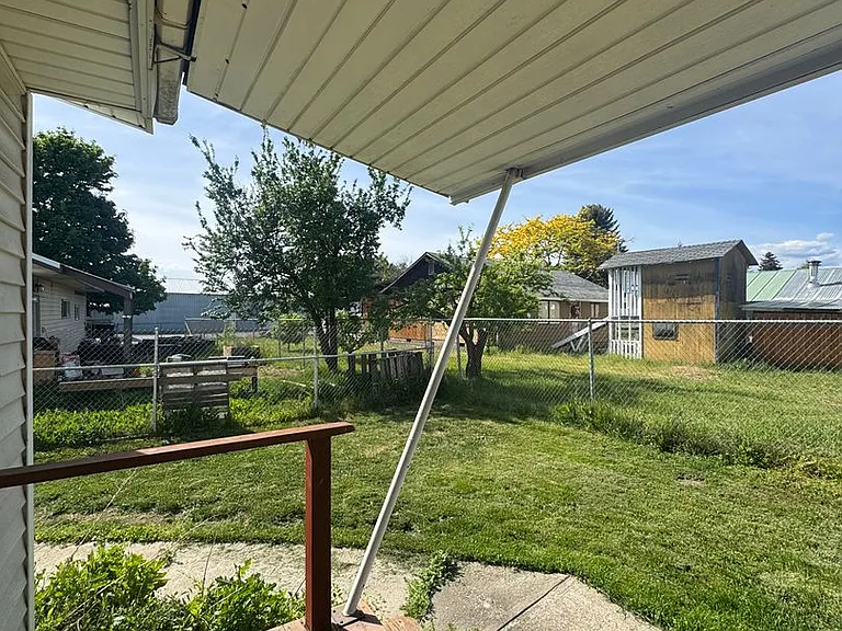 203 Railroad Ave — Photo 17