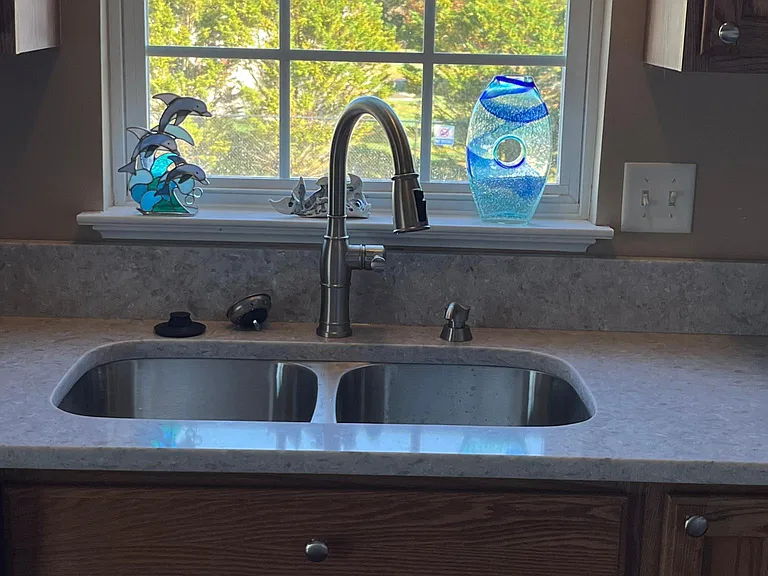New quartz countertops in eat-in kitchen.