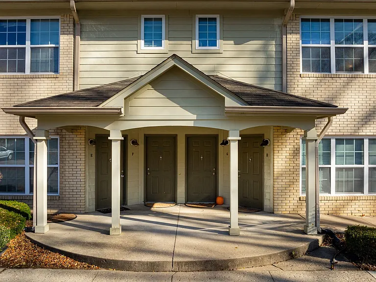 Mansion Row - Where Historic Charm Meets Modern Convenience! — Photo 11