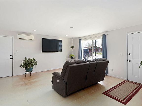 5th image of 267 De Barr Ave