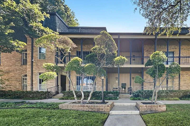 1 bed, 1.0 bath, 912 sqft, $1,695 — Photo 1