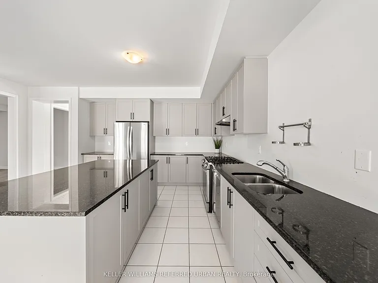 1466 Stovell Cres #MAIN UPPER — Photo 14