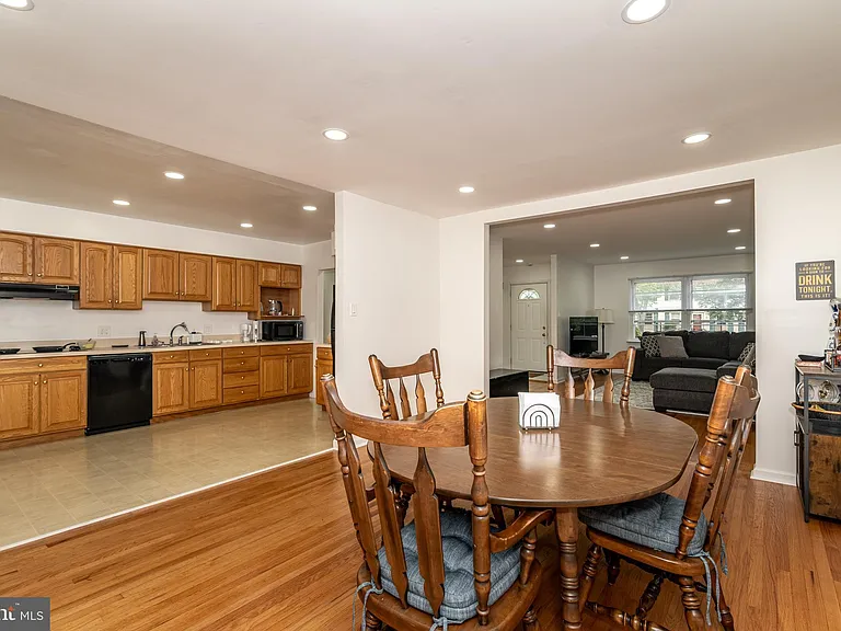 1744 Lark Ln — Photo 9