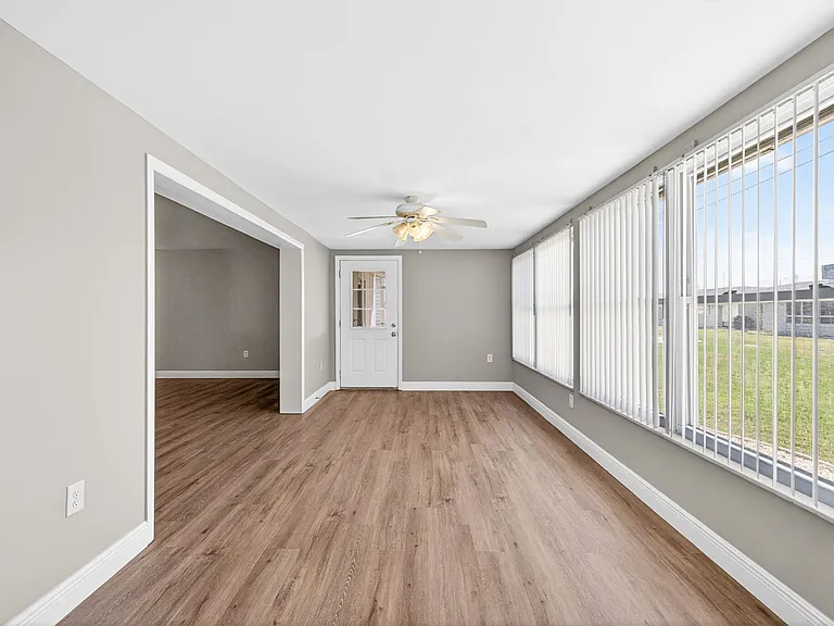 1528 Chevy Chase Dr — Photo 25