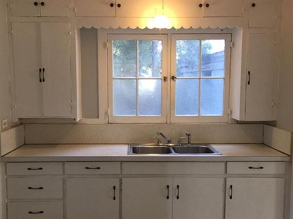5th image of 909 Manzanita Ave