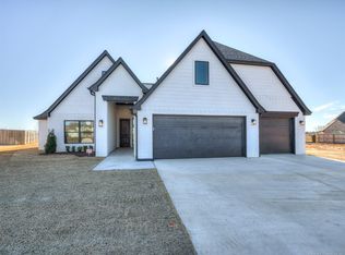 2905 W Van Buren Ct S, Broken Arrow, OK 74011