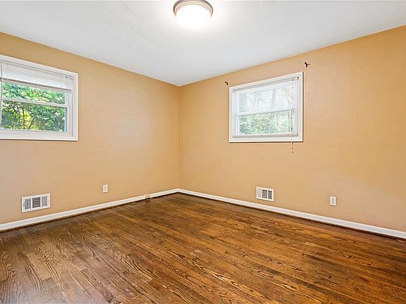 5th image of 853 Benwood Rd