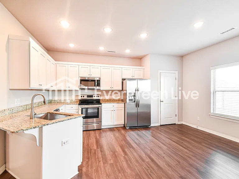 200 Grove Ln — Photo 4