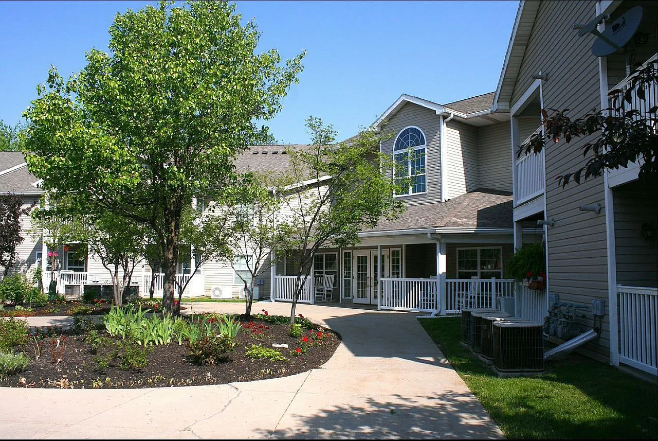 Hopkins Court Apartments — Photo 3