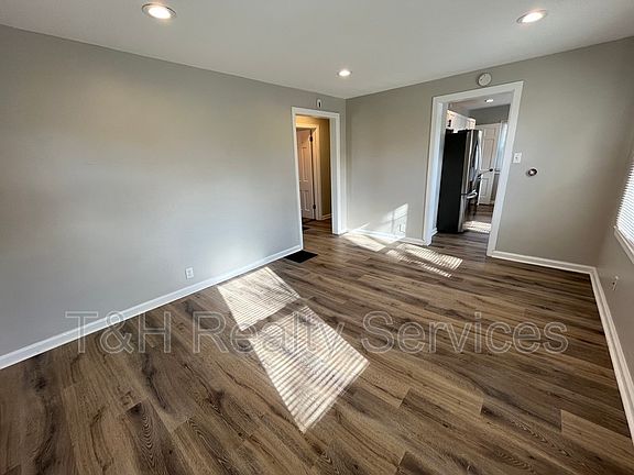 4th image of 1329 Wallace Ave
