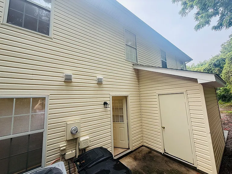 882 Patrick Henry Dr — Photo 7