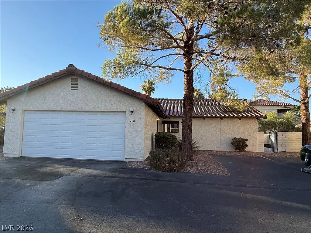 4 bed, 2.0 bath, 1972 sqft, $2,200 — Photo 1