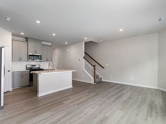 3rd image of 912 Rolling Fields Dr