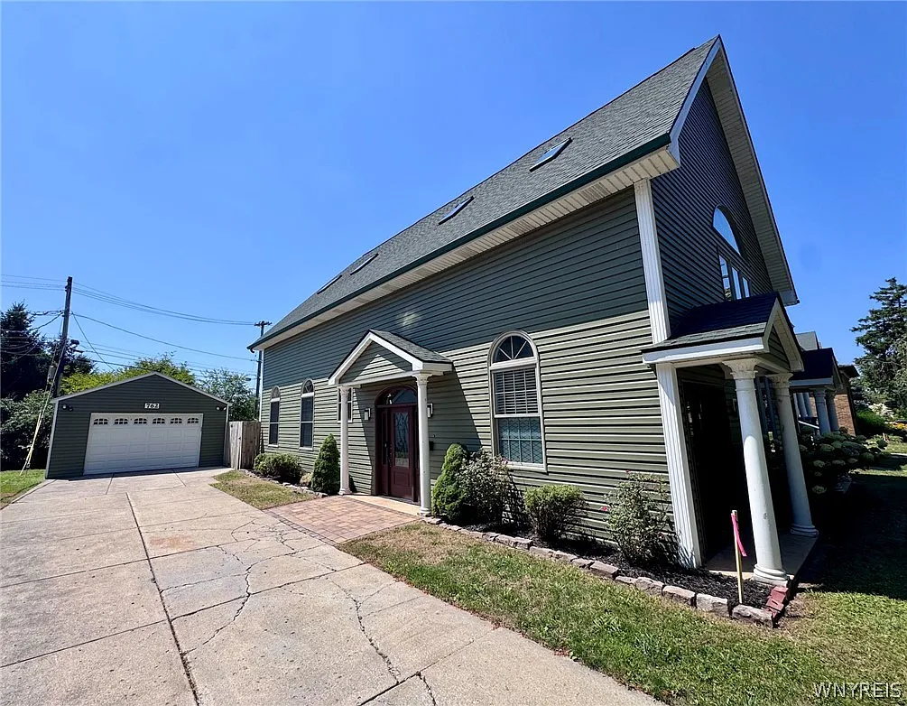 3 bed, 2.0 bath, 2100 sqft, $3,250 — Photo 2
