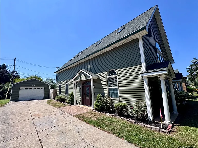 762 Columbus Pkwy — Photo 2