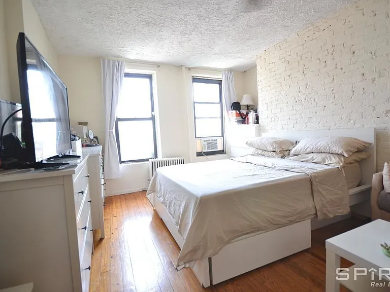 457 W 50th St #4RE — Photo 8