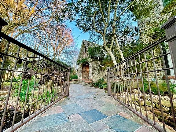 3rd image of 6013 Augusta Cir