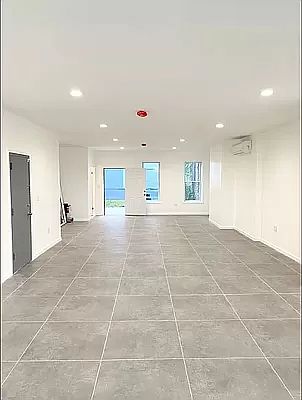 5th image of 1042 Washington Ave #1