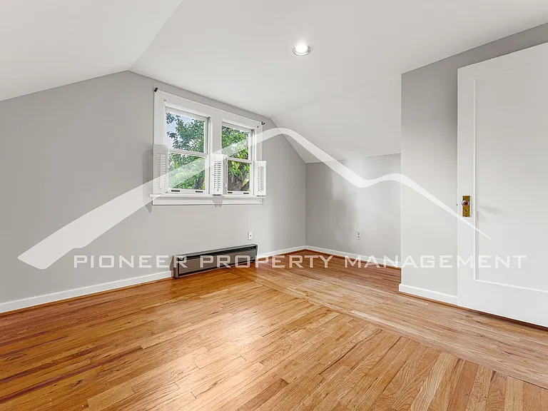 2324 Stuart St — Photo 15