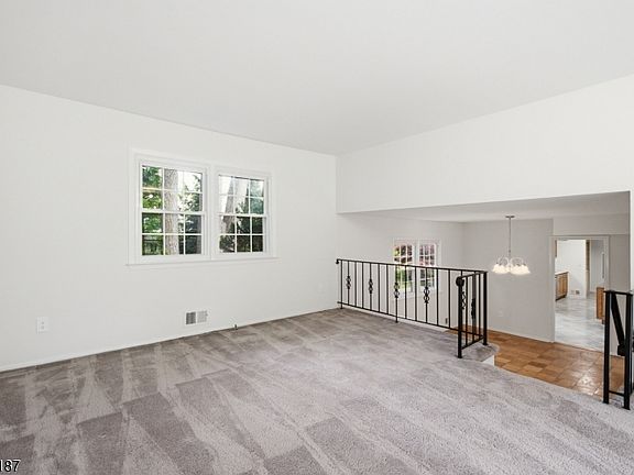 5th image of 64 Fleetwood Dr