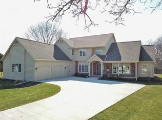 931 Millbrook Dr, Neenah, WI 54956
