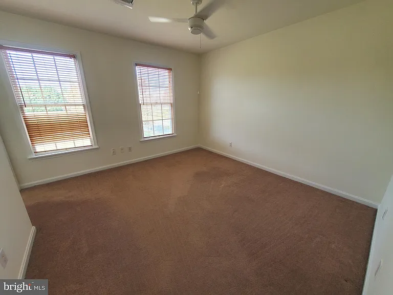 614 E Pebworth Rd — Photo 36