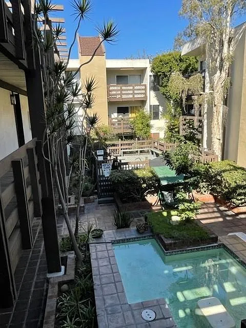 320 S Ardmore Ave — Photo 3